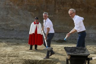 La cérémonie de pose de la première pierre du chantier de
Montalègre à Lausanne s'est déroulée jeudi, en présence de Pierre-Antoine Hildbrand (à gauche), municipal en charge de la sécurité et de l'économie, ainsi que de Sébastien Apothéloz, chef d...